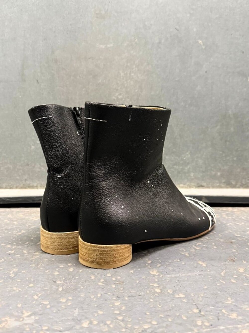 MAISON MARGIELA MM6 BLACK LEATHER PAINT SPLATTER BOOTS - Picture 4 of 14